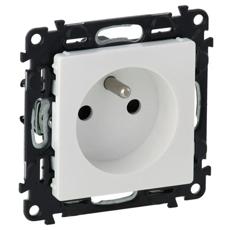 Kup Teď Zásuvka 2P+PE s clonkami a přepěťovou ochranou Legrand Valena Life S753180, 16A, 250V, bílá